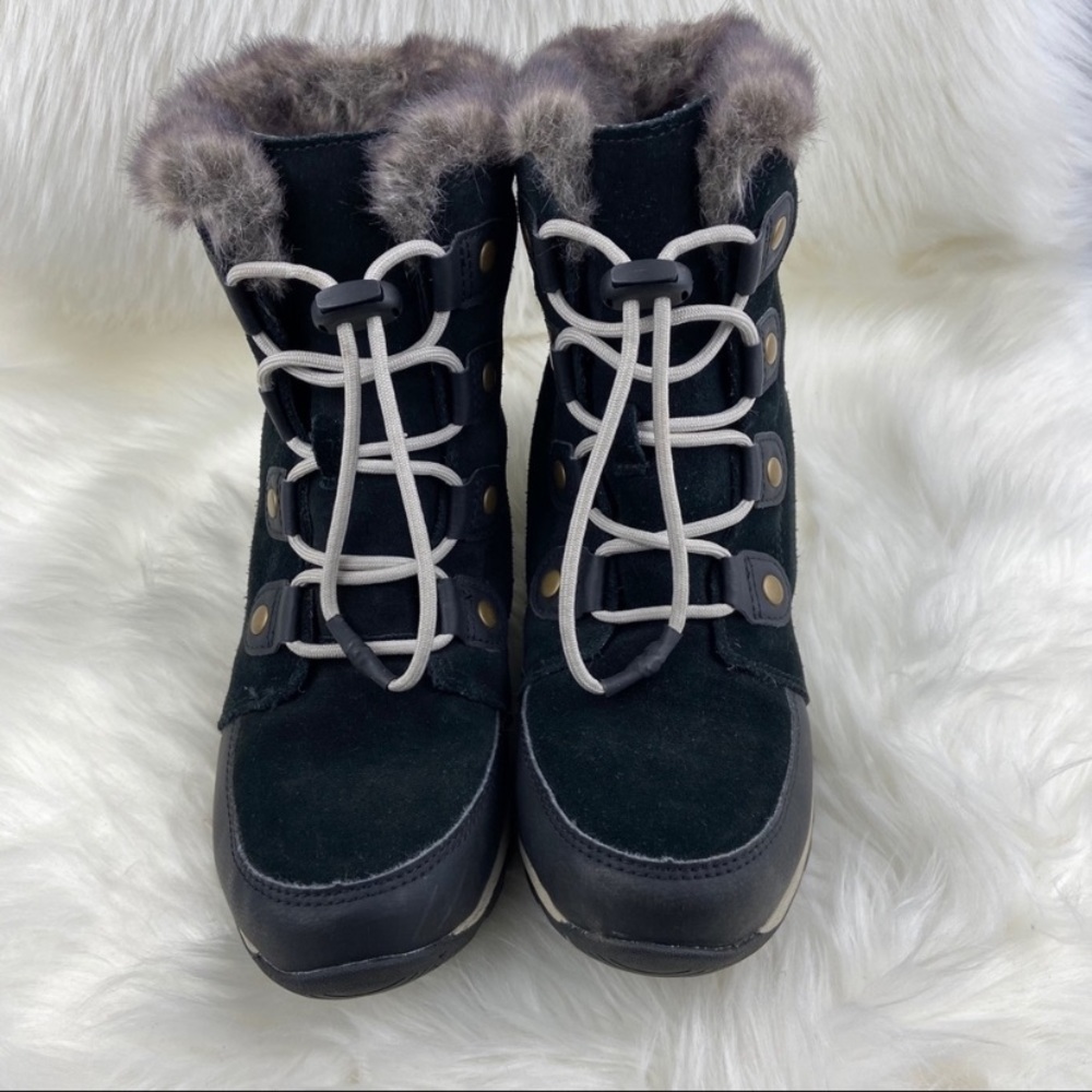 SOREL LACE UP WINTER BOOTS